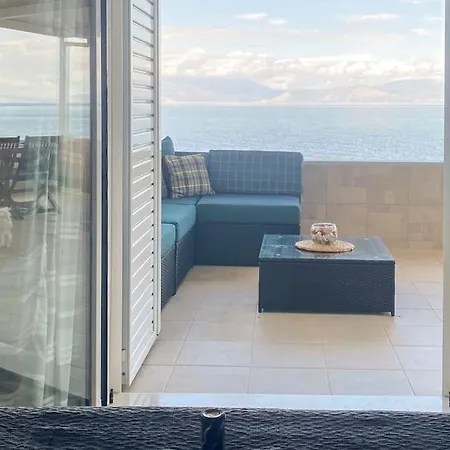 Near The Beach Flat With Verandas & Seaview *