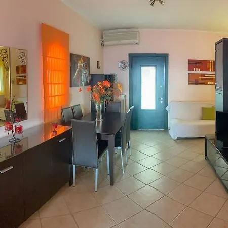 Near The Beach Flat With Verandas & Seaview *